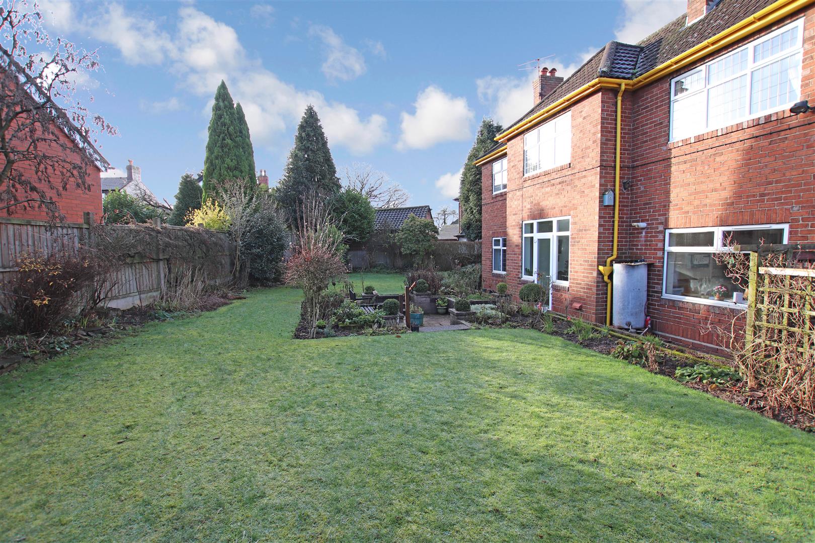 ENCLOSED REAR GARDEN